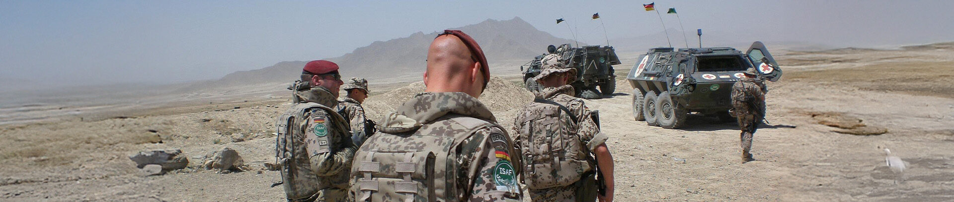 Soldaten im Einsatz  Versicherungen für Berufssoldaten  Soldaten auf Zeit und Freiwillig Wehrdienstleistende  Anwartschaft  Pflegepflicht  Dienstunfähigkeit  Soldatenunfall  Diensthaftpflicht  Dienstzeitende  Pensionierung (BS)  Familie  Ausland  Vermögensaufbau  Steuervorteile  EUMAXX  Continentale Versicherung