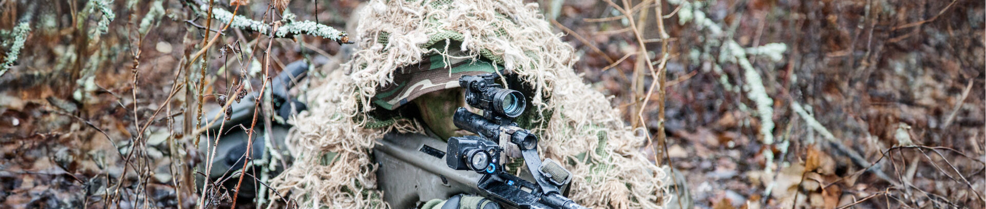 Bundeswehr Scharfschütze  Versicherungen für Berufssoldaten  Soldaten auf Zeit und Freiwillig Wehrdienstleistende  Anwartschaft  Pflegepflicht  Dienstunfähigkeit  Soldatenunfall  Diensthaftpflicht  Dienstzeitende  Pensionierung (BS)  Familie  Ausland  Vermögensaufbau  Steuervorteile  EUMAXX  Continentale Versicherung