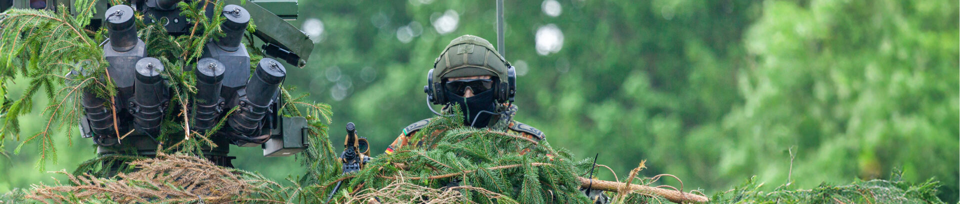 Soldat erkundet Gelände Versicherungen für Berufssoldaten  Soldaten auf Zeit und Freiwillig Wehrdienstleistende  Anwartschaft  Pflegepflicht  Dienstunfähigkeit  Soldatenunfall  Diensthaftpflicht  Dienstzeitende  Pensionierung (BS)  Familie  Ausland  Vermögensaufbau  Steuervorteile  EUMAXX  Continentale Versicherung